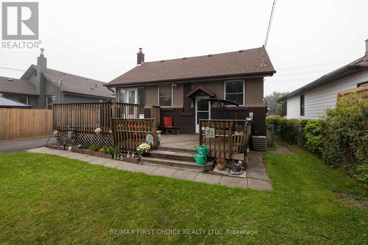 Property Photo:  370 Mary Street East  ON P7E 4J9 