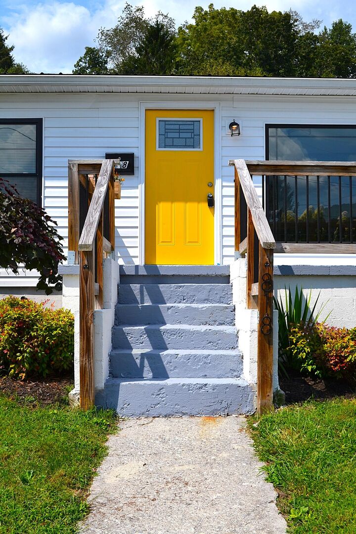 Property Photo: 818 Pocahontas Ave WV 24970