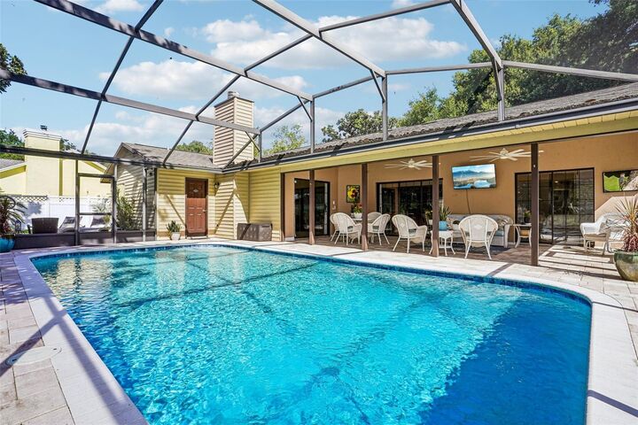 Property Photo:  107 Shorewood Court  FL 32778 