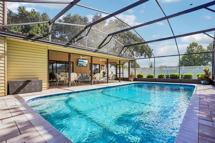 Property Photo: 107 Shorewood Court FL 32778