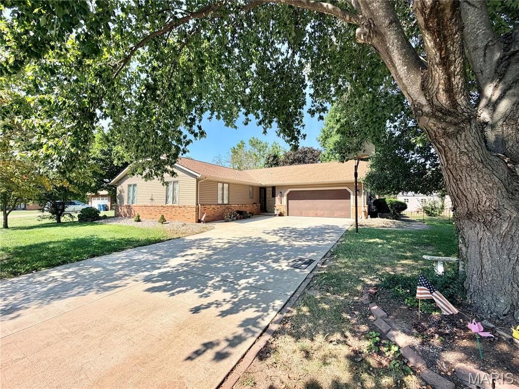 Property Photo:  205 Woodridge Drive  IL 62226 