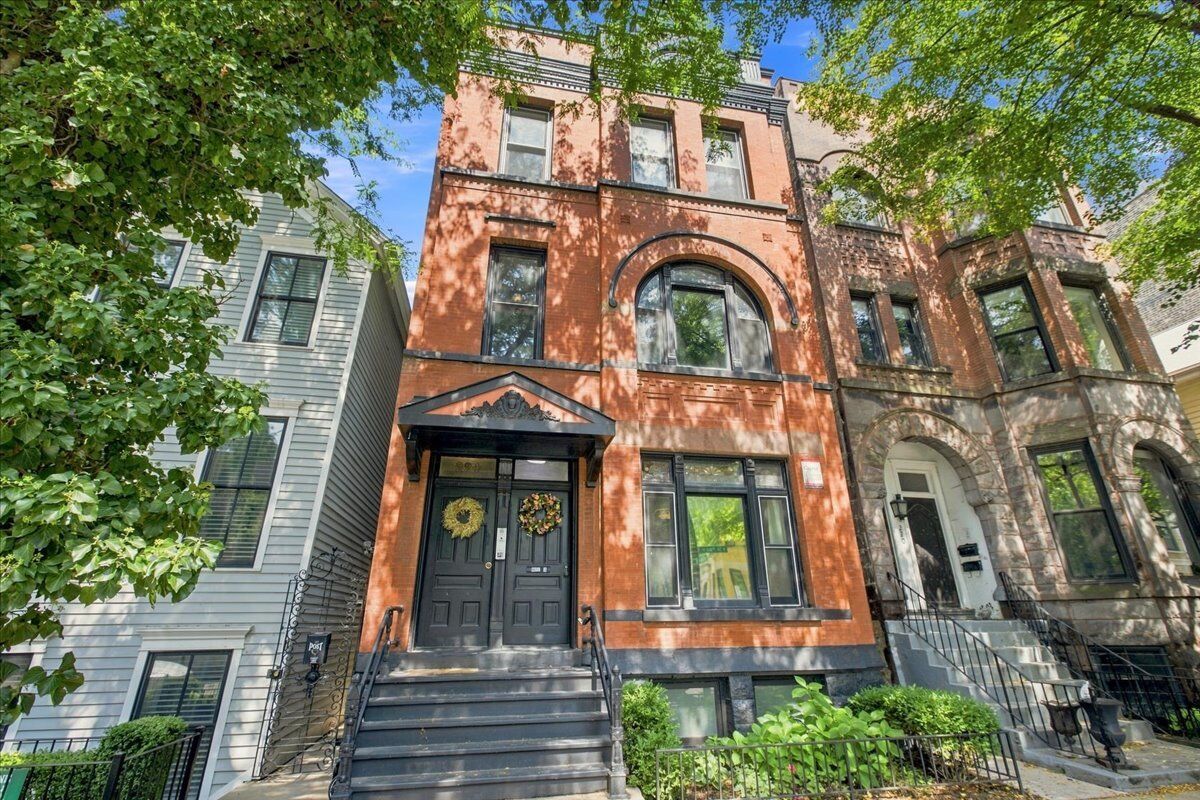 Property Photo:  224 W Saint Paul Avenue 1  IL 60614 