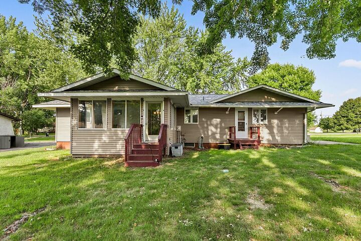 Property Photo:  610 24 1/2 Avenue NE  MN 56379 