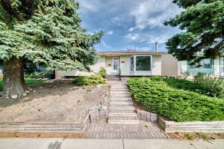 Property Photo:  208 Penbrooke Way SE  AB T2A 3S8 