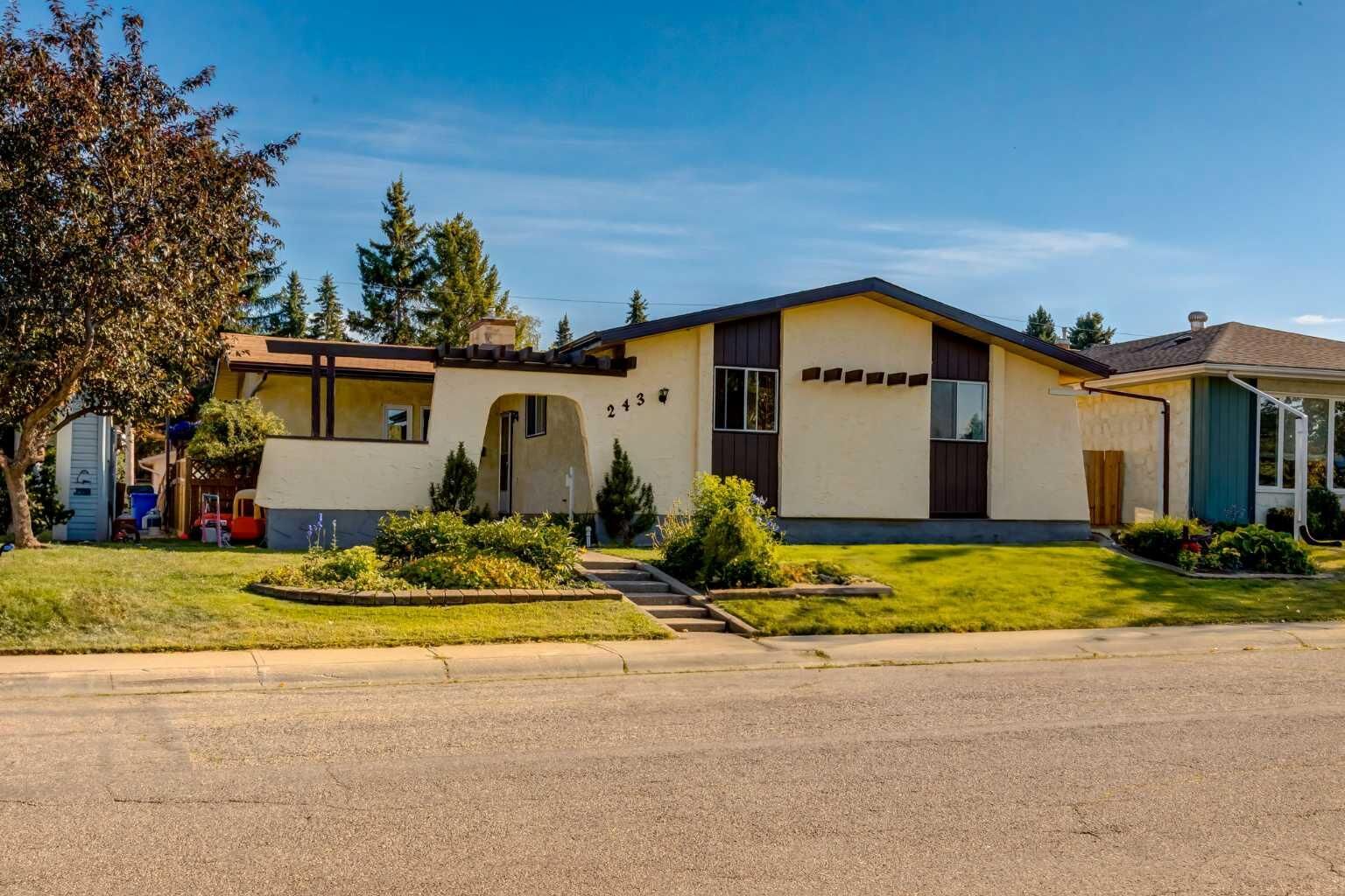 Property Photo:  243 Cedarpark Green SW  AB T2W 2K1 