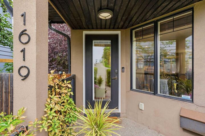 Property Photo:  1619 24 Avenue SW  AB T2T 0Y3 