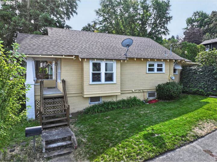Property Photo: 422 W 11th St OR 97058