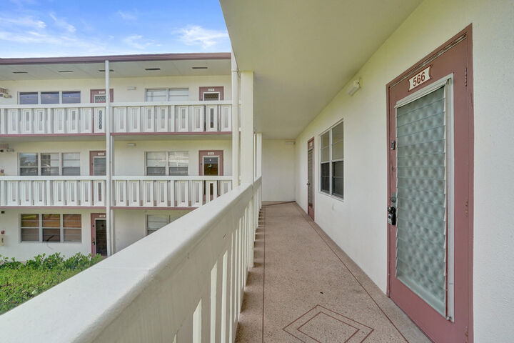 Property Photo: 566 Fanshaw N FL 33434