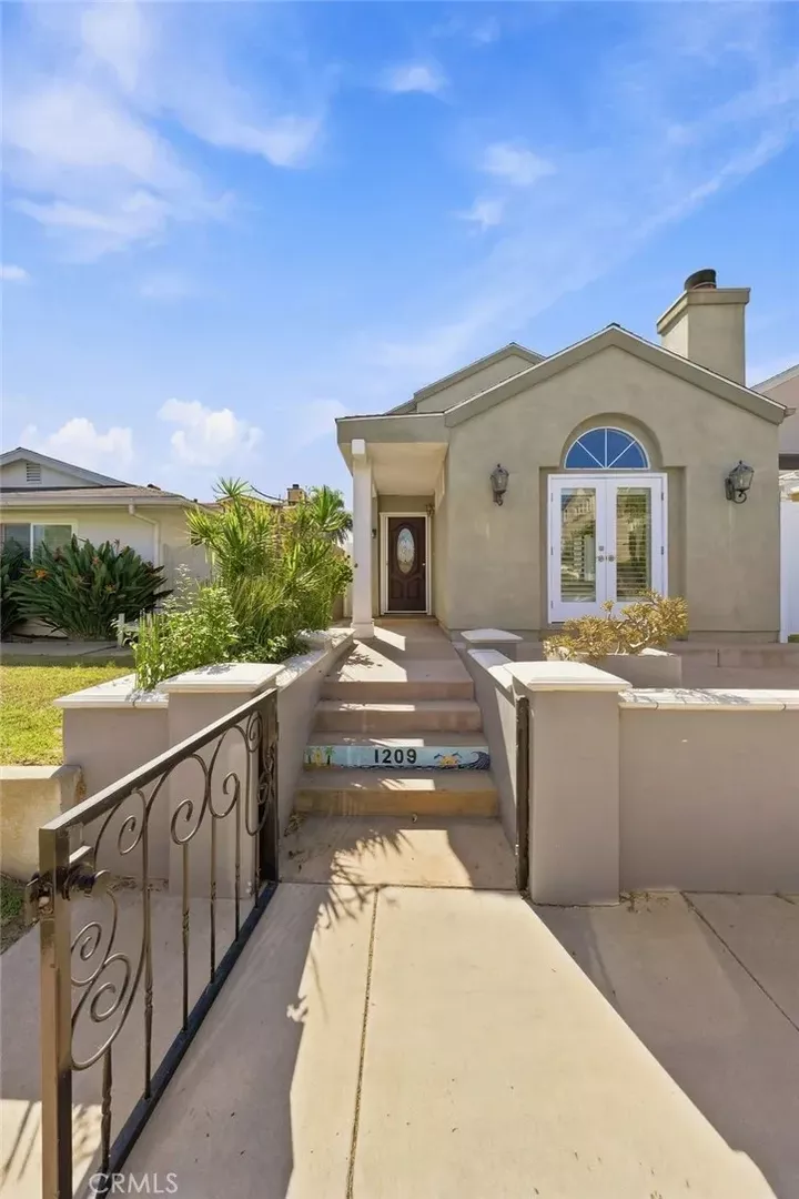 Property Photo:  1209 Huntington Street  CA 92648 