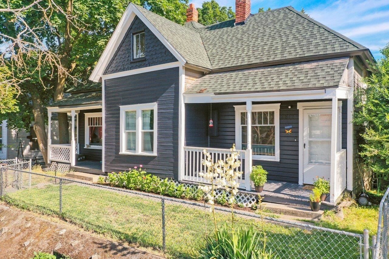 Property Photo:  2815 E Queen Ave 2817 E Queen Ave Spokane Wa 99217  WA 99217 