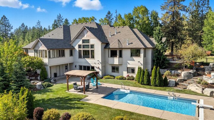 Property Photo: 13615 N Riverbluff Ln WA 99208
