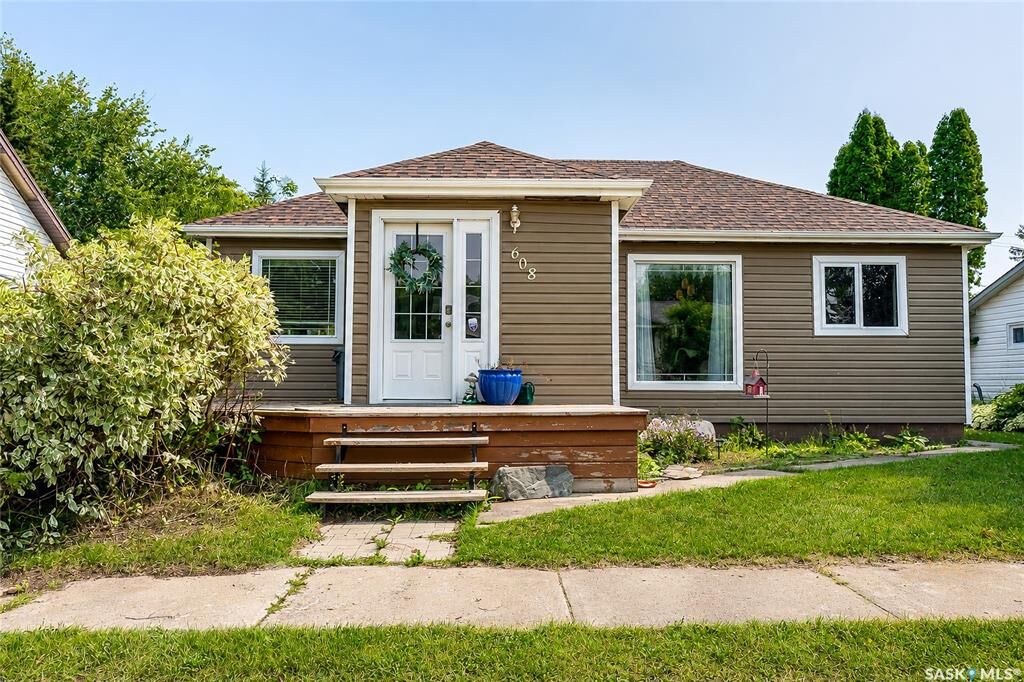 Property Photo:  608 2nd Avenue  SK S0K 1B0 