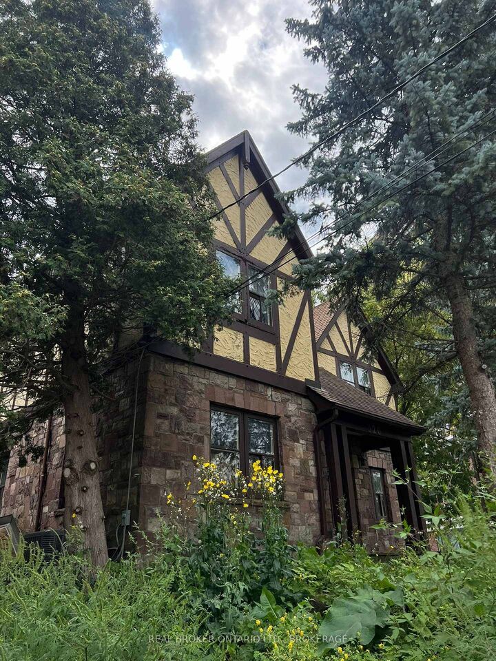 Property Photo:  320 2nd Street E  ON K6H 1Y9 