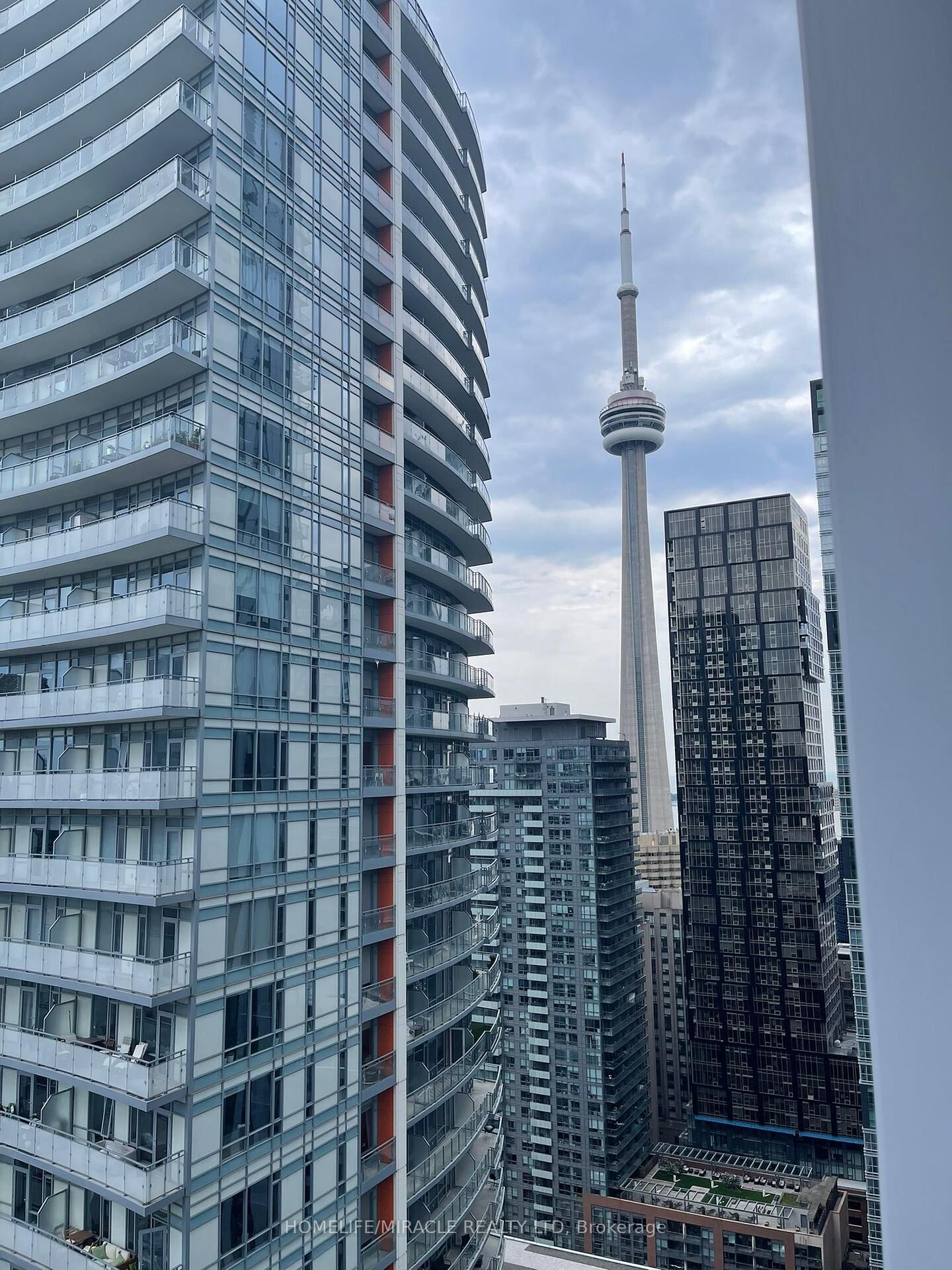 Property Photo:  28 Widmer Street 3528  ON M5V 2E7 