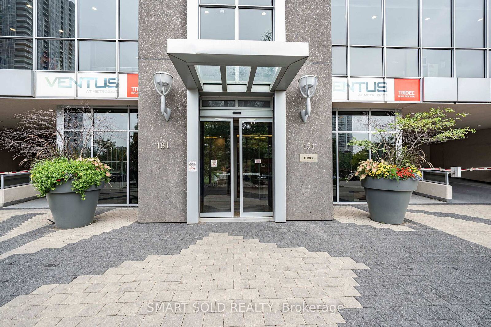 Property Photo:  181 Village Green Square 1621  ON M1S 0K6 
