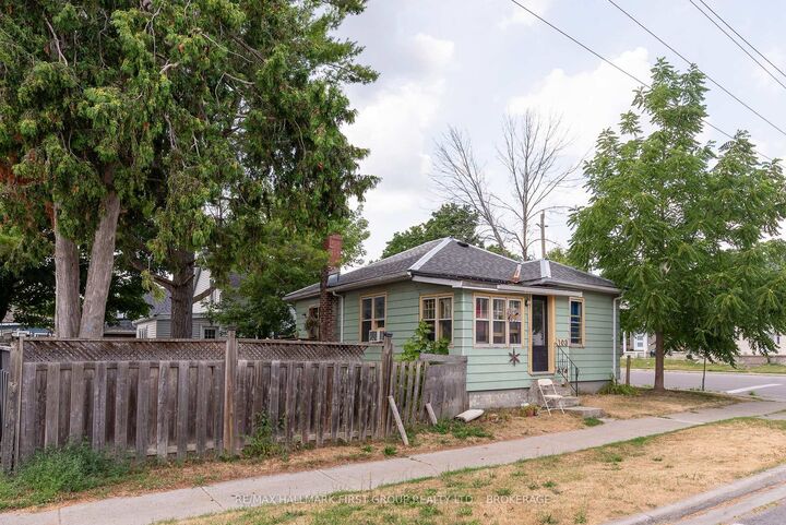 Property Photo:  103 Centre Street  ON K0K 1X0 