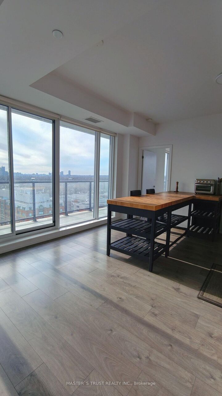 Property Photo: 297 College Street 1517 ON M5T 0C2