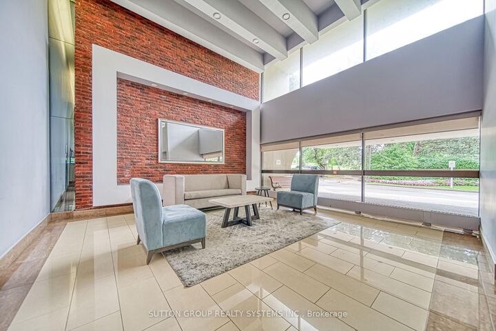 Property Photo:  260 Seneca Hill Drive 1811  ON M2J 4S6 