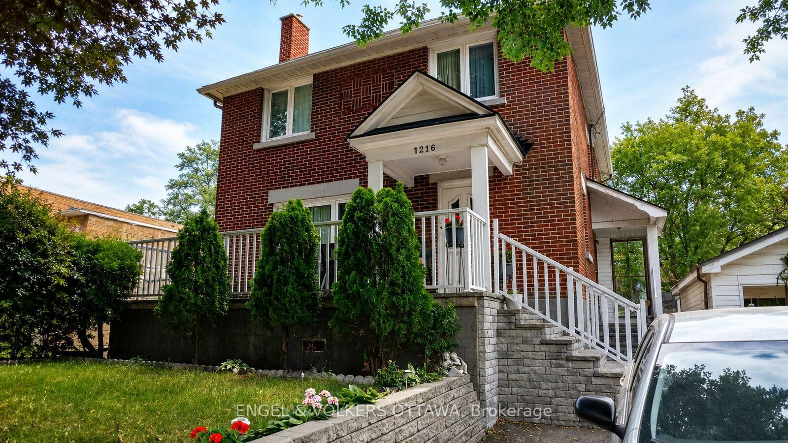 Property Photo:  1216 Ridgemont Avenue  ON K1V 6E7 