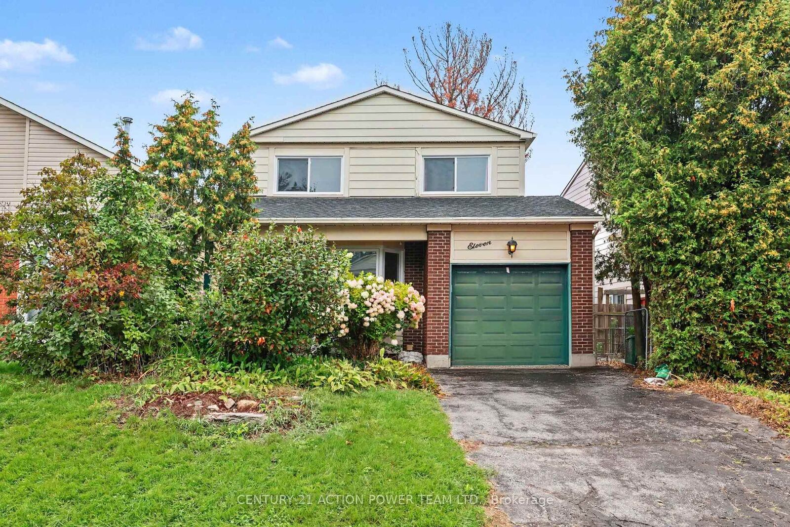 Property Photo:  11 Riding Way  ON K2M 1C3 