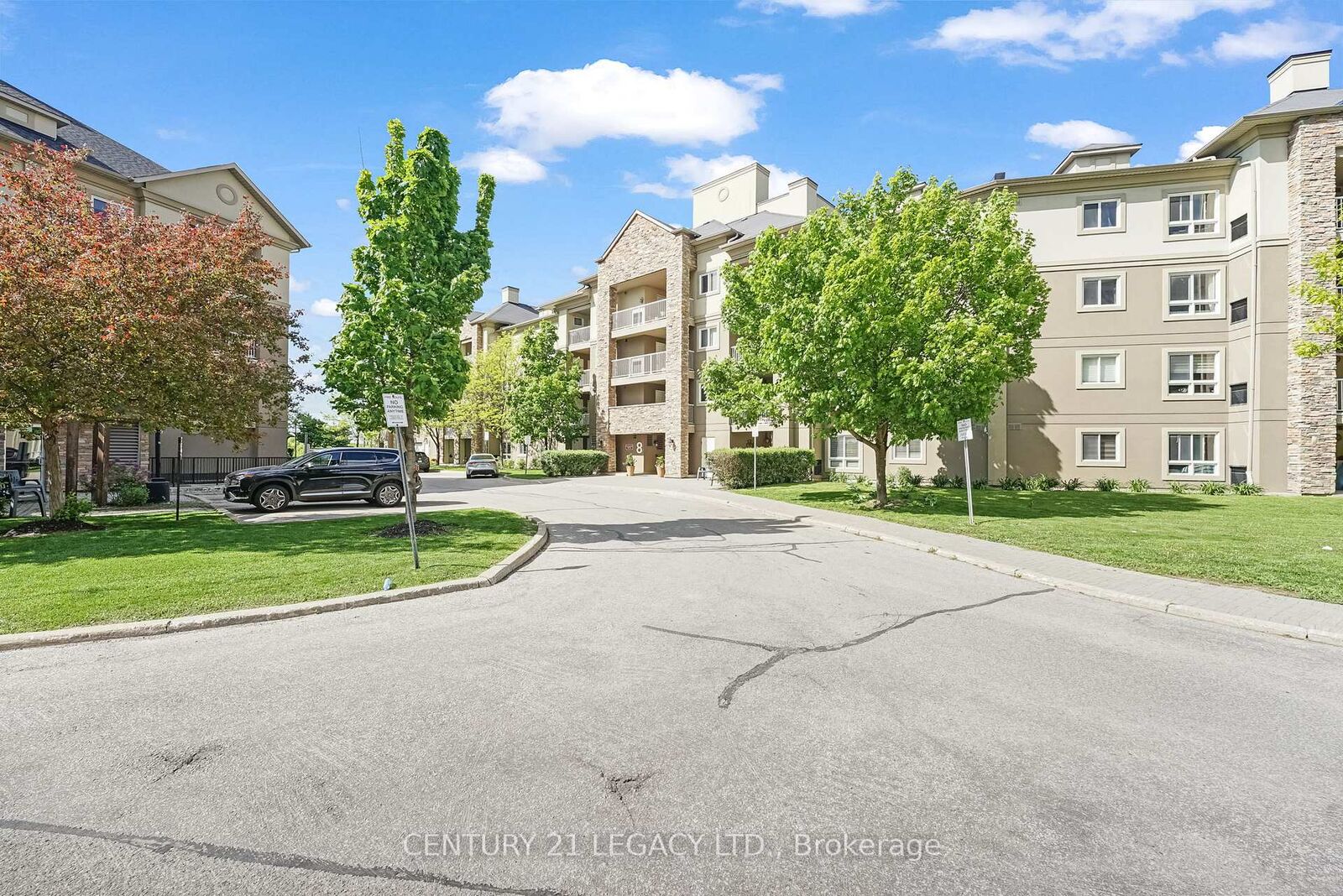 Property Photo:  8 Dayspring Circle 1307  ON L6P 2Z7 