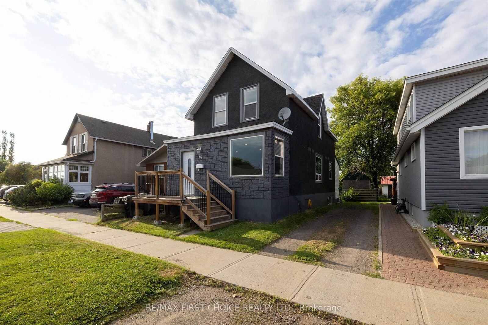 Property Photo:  513 Christina Street E  ON P7E 4P4 