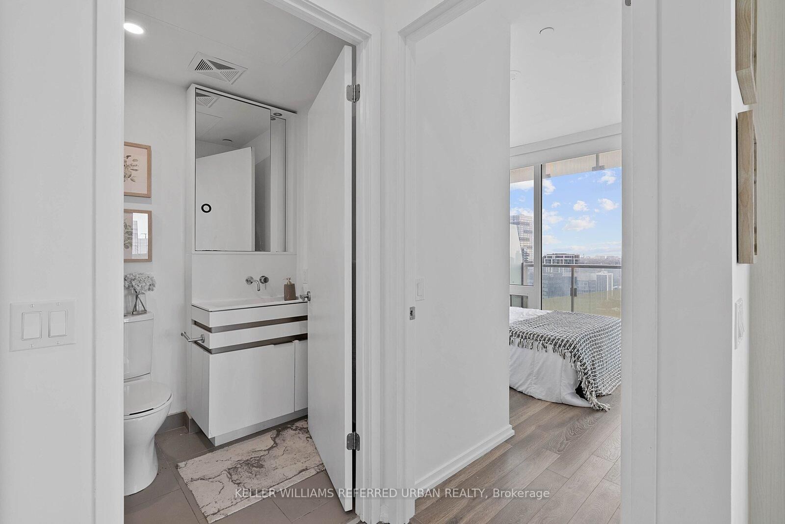 Property Photo:  197 Yonge Street 2905  ON M5B 0C1 