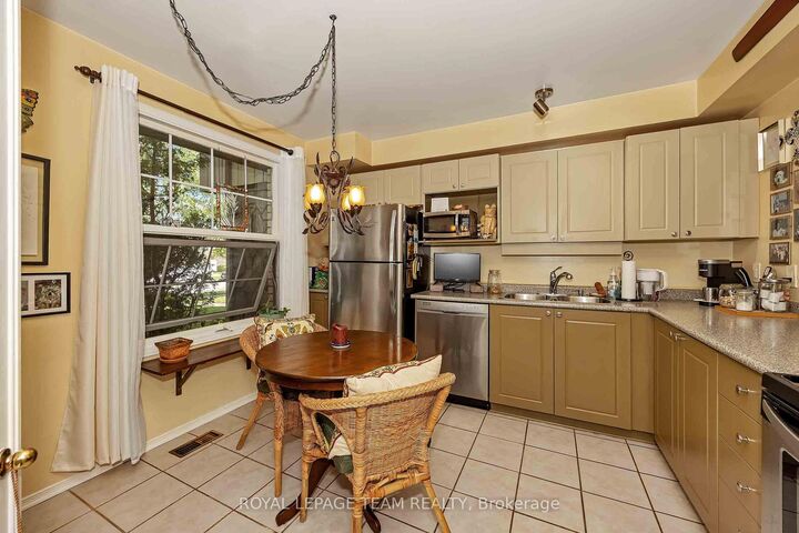 Property Photo:  28 Monterey Drive  ON K2H 7A6 
