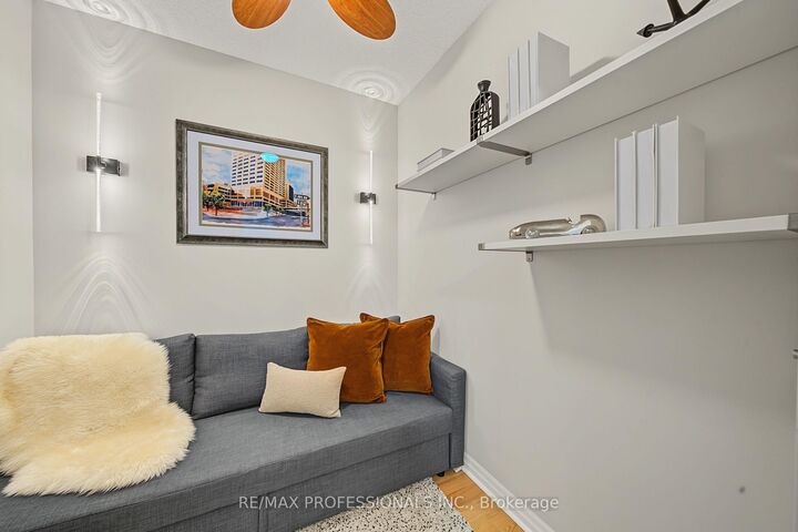 Property Photo:  3939 Duke Of York Boulevard 801  ON L5B 4N2 