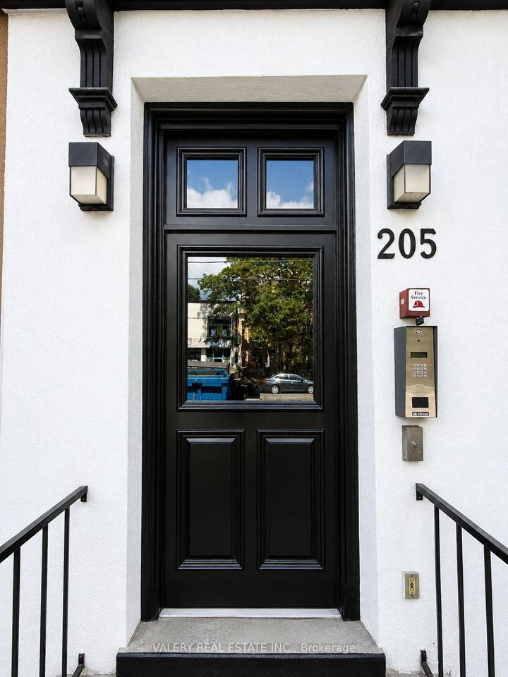 Property Photo:  205 Gerrard Street E 8  ON M5A 2E7 