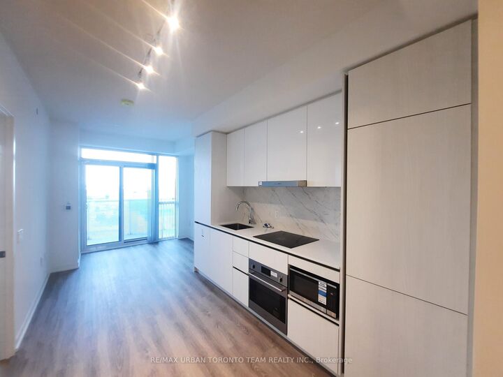 Property Photo:  8 Interchange Way 1108  ON L4K 5Z7 