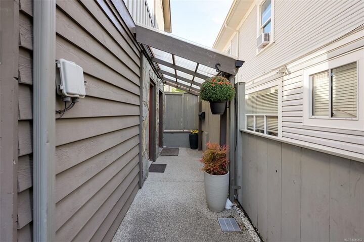 Property Photo:  132 Michigan St #1  BC V8V 1R1 