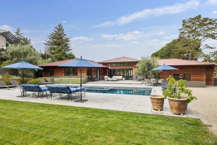 Property Photo:  