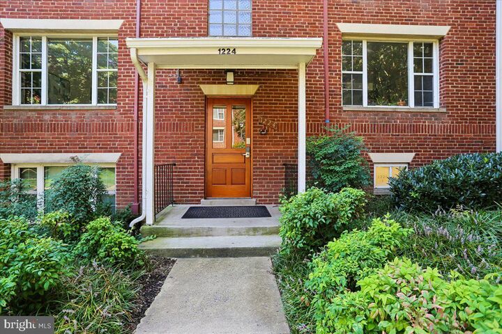 Property Photo: 1224 N Meade Street Es102 VA 22209