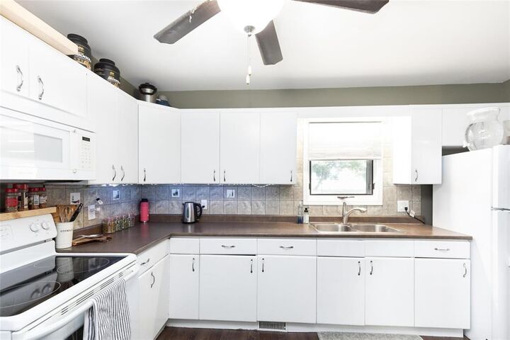 Property Photo:  171 Elmdale Street  MB R5G 0E3 