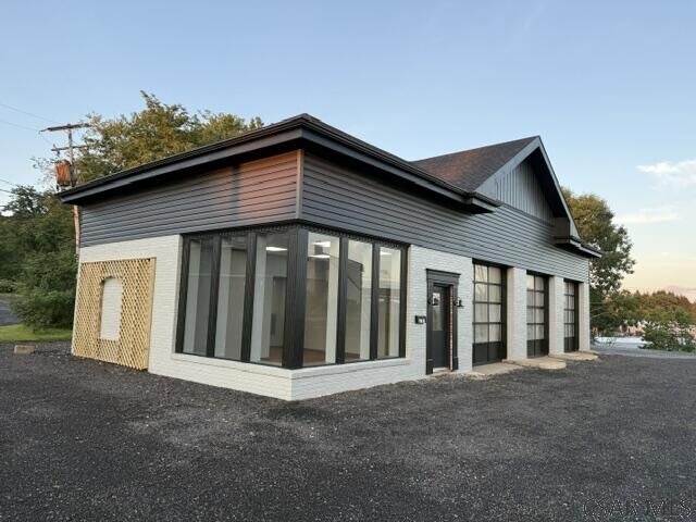 Property Photo: 1727 Scalp Ave PA 15904