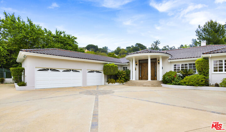 Property Photo:  400 Evelyn Pl  CA 90210 