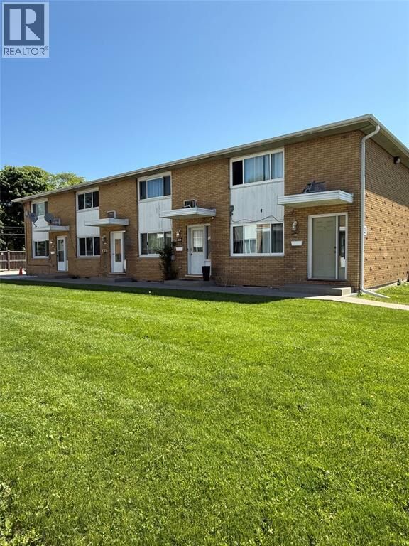 Property Photo:  820 Wellington Street 23  ON N7T 1J5 