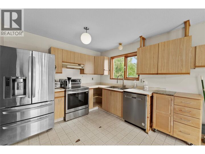 Property Photo:  462 Dodding Avenue  BC V0K 1Y0 