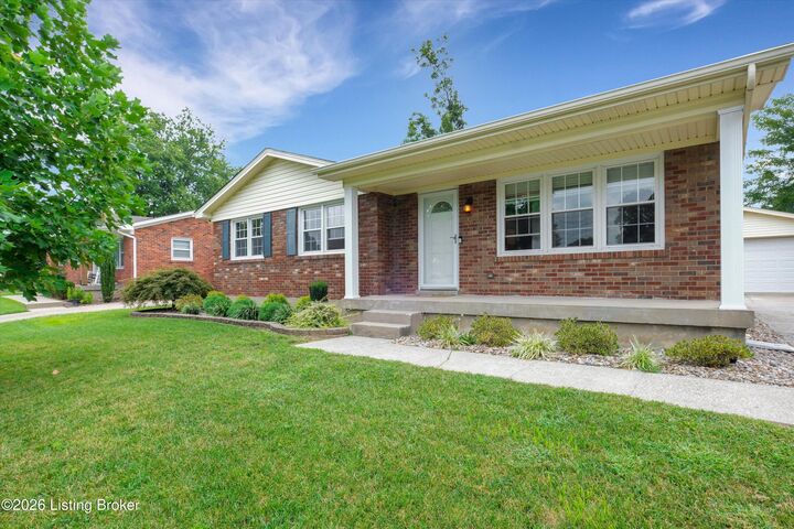 Property Photo: 8107 Jasmine Ln KY 40228