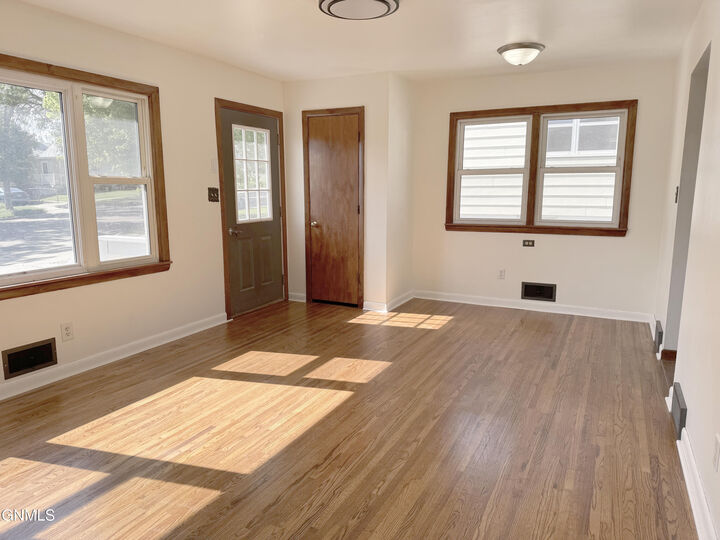 Property Photo:  1709 N 14th Street  ND 58501 