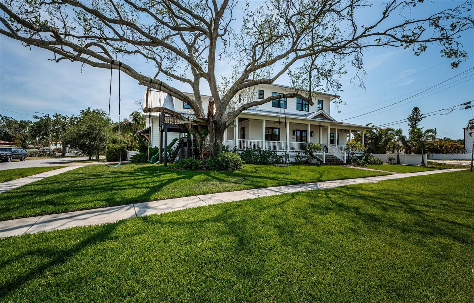 Property Photo: 600 Alda Way NE FL 33704