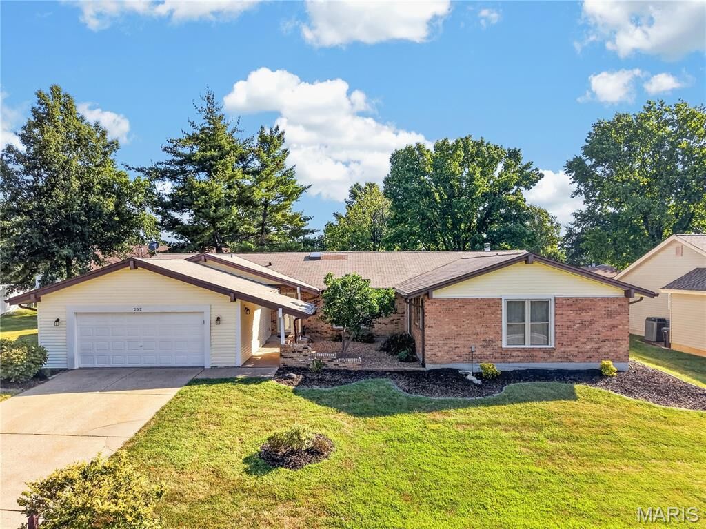Property Photo: 202 Rue Grand Drive MO 63367