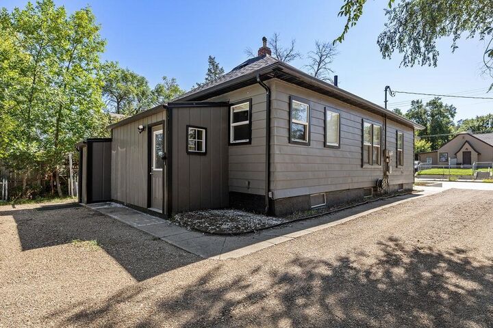 Property Photo:  1003 Valley St SE  ND 58701 