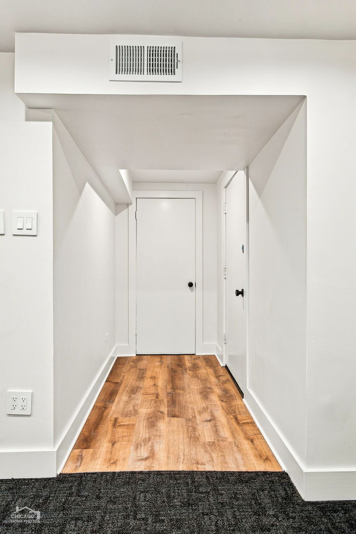Property Photo: 560 W Arlington Place G IL 60614