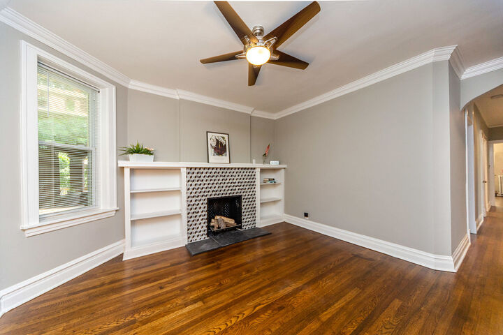 Property Photo:  2037 W Estes Avenue 1  IL 60645 