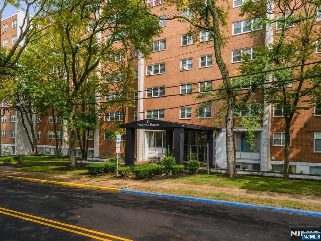 Property Photo:  39 E 39th Street 2J  NJ 07514 