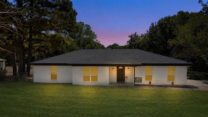 Property Photo: 102 Amy Court TX 76028