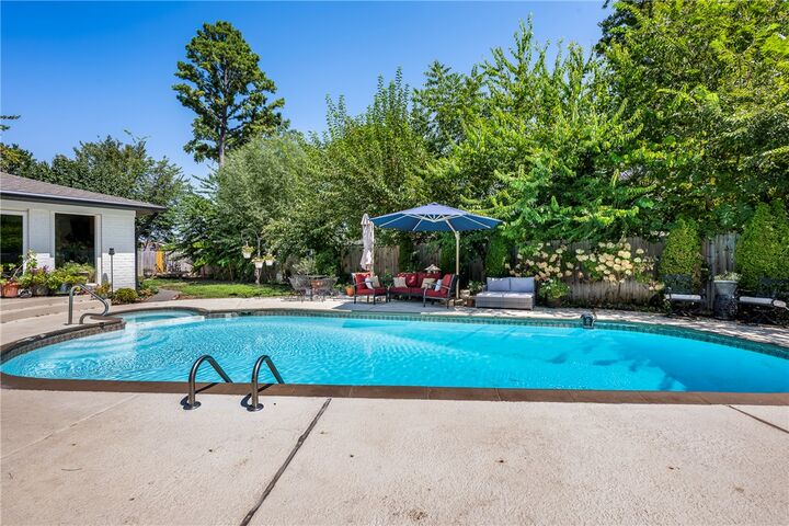 Property Photo:  404 NW H Street  AR 72712 