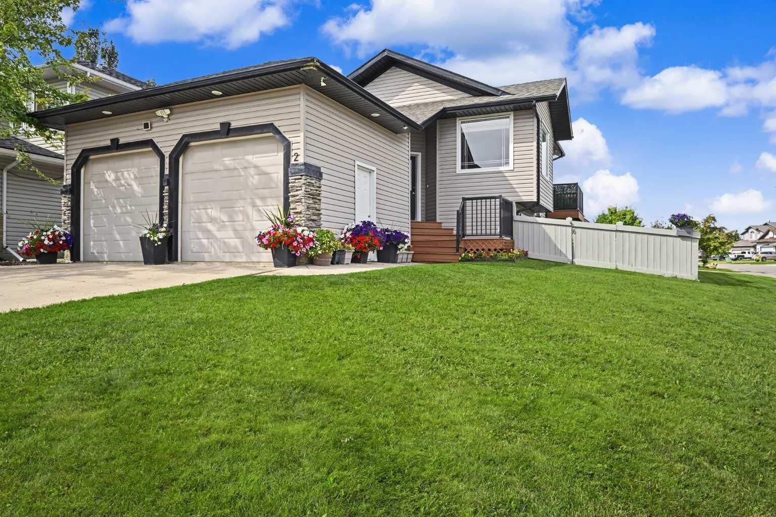 Property Photo:  2 Pinnacle Lake Drive  AB T8W 2X6 